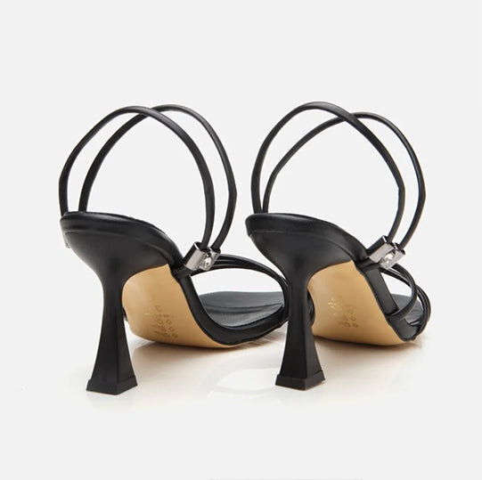 Sandale ngjyrë e zezë