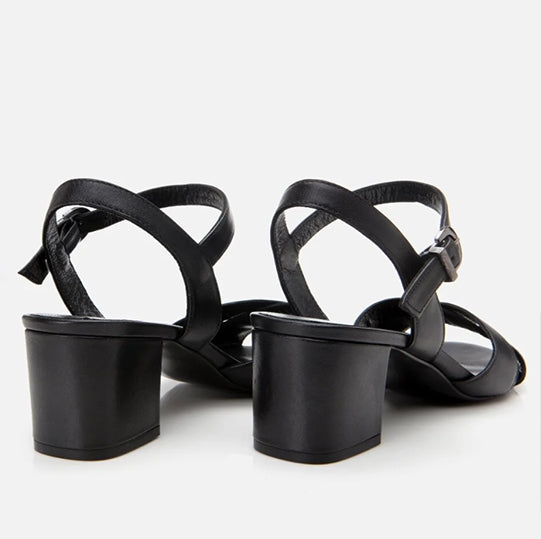 Sandale ngjyrë e zezë