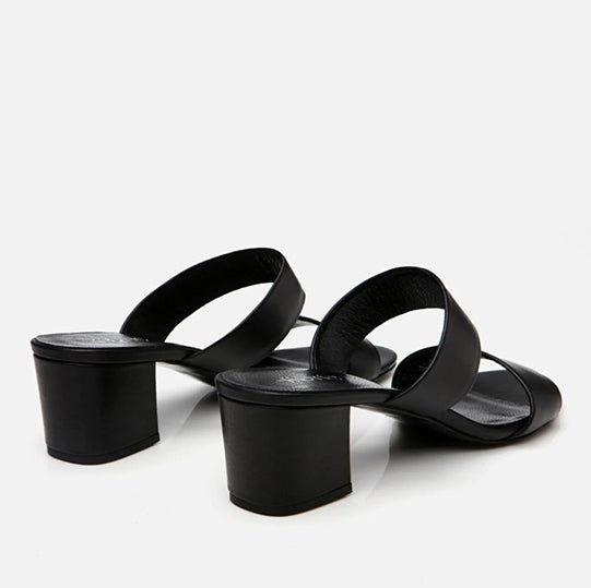 Sandale ngjyrë e zezë