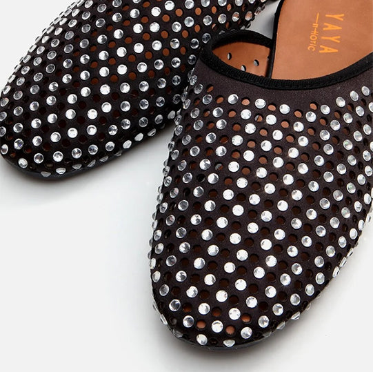 Papuqe ngjyrë e zezë