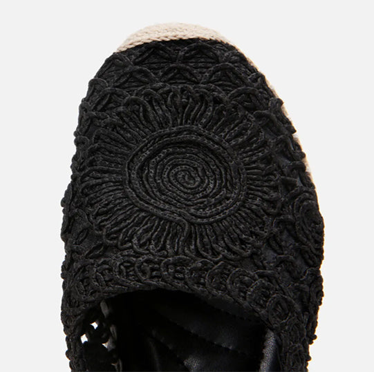 Balerinë ngjyrë e zezë