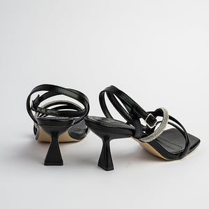 Sandale ngjyrë e zezë