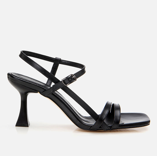 Sandale ngjyrë e zezë